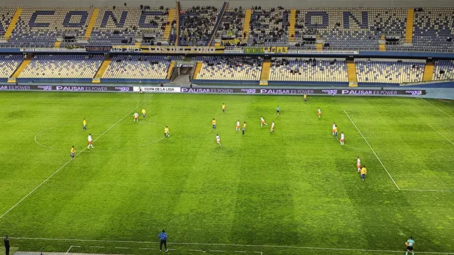 Estadio de noche con público en las tribunas