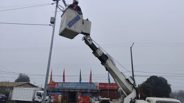 Instalación de cámara con camión canasto en un supermercado